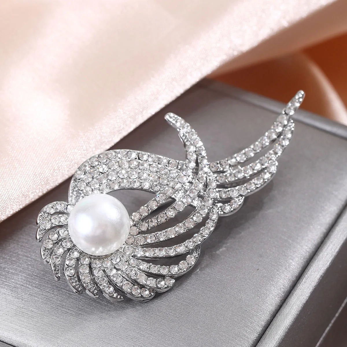 1PC Women's Elegant Tulip Flower Brooch Chest Flower Autumn/Winter Coat Coat Pin Fashion Dressing Gift -4858
