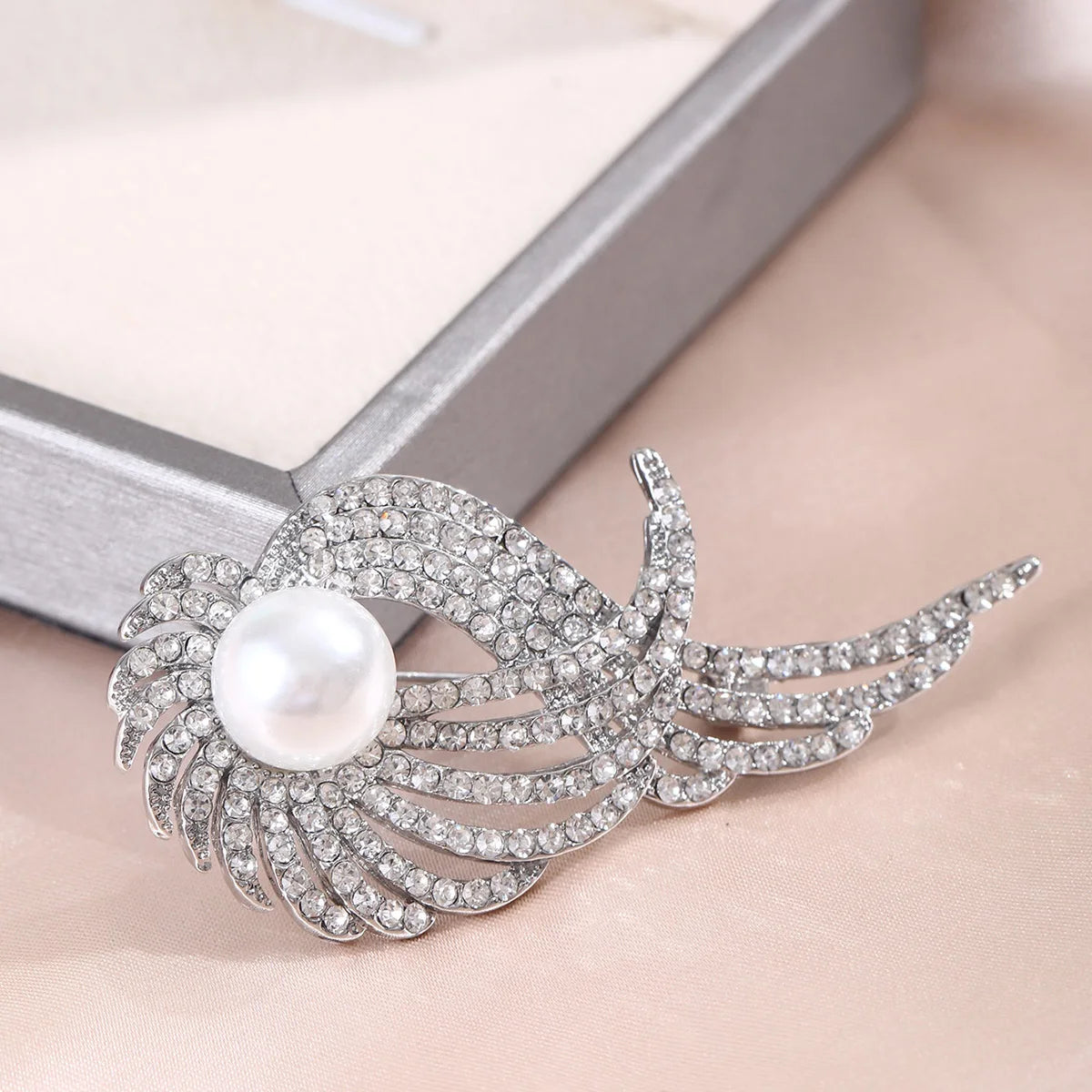 1PC Women's Elegant Tulip Flower Brooch Chest Flower Autumn/Winter Coat Coat Pin Fashion Dressing Gift -4858